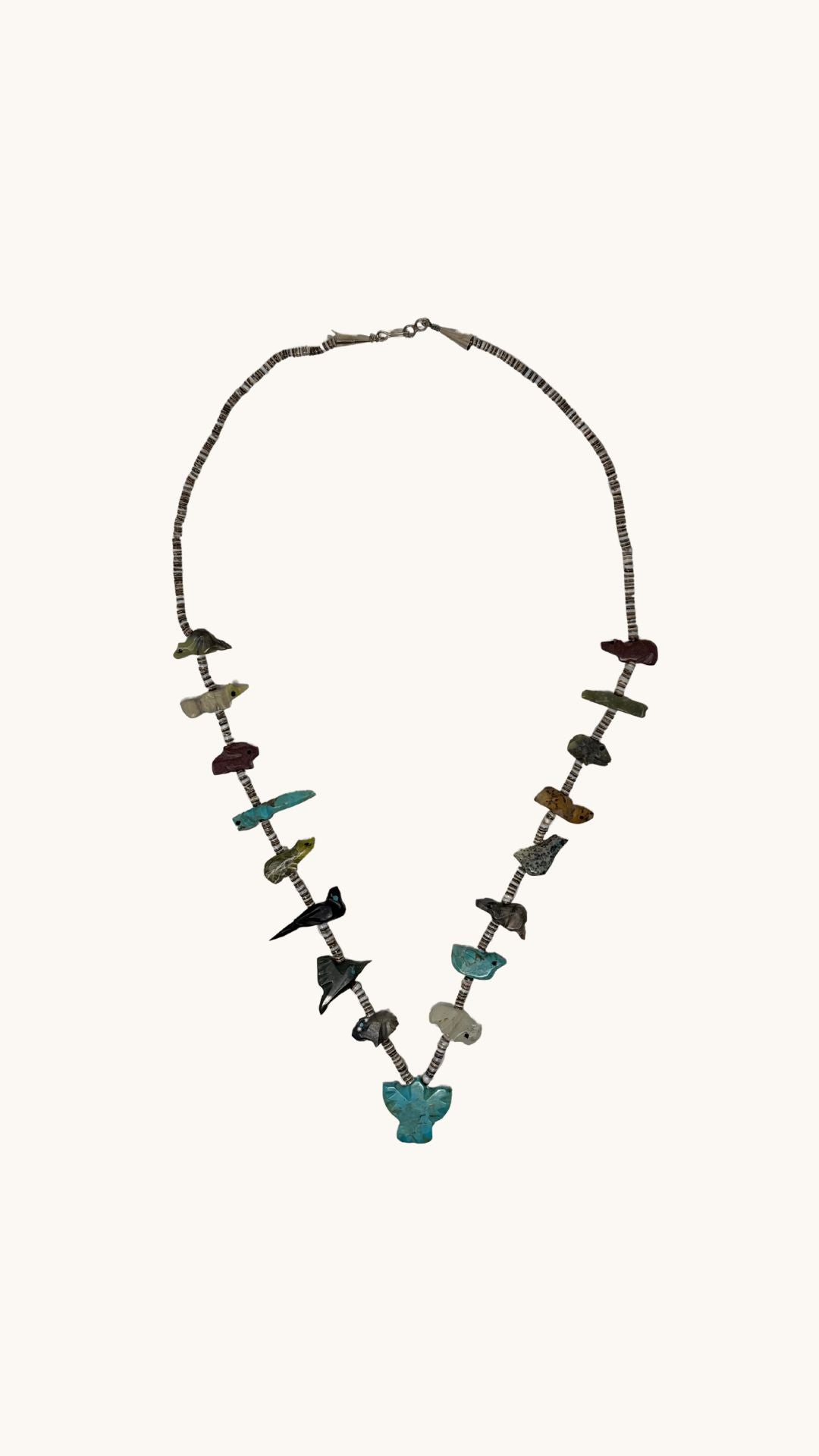 Collier long avec pierre précieuse et animal de pouvoir